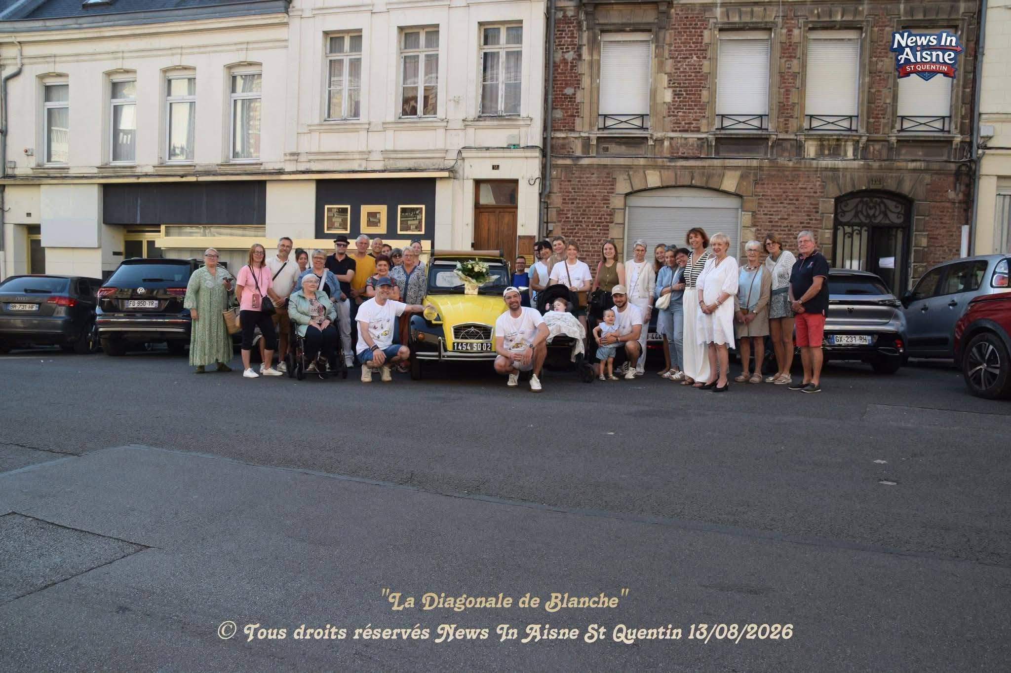 Photo de groupe autour de la 2CV jaune de La Diagonale de Blanche
